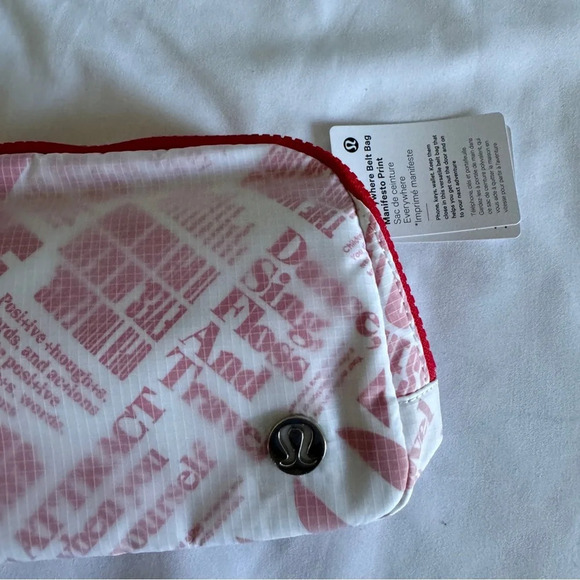 🆕❤️ Lululemon Everywhere Belt Bag Manifesto Print Red White - Picture 3 of 6